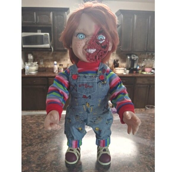 Mezco Toyz Designer Series Child's Play 3 Talking Pizza Face Chucky 15-Inch - Picture 8 of 8